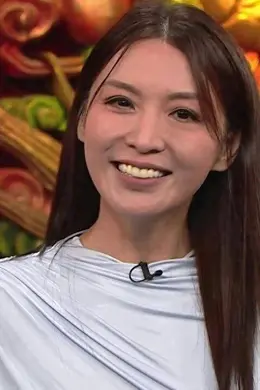 TVB花旦陈炜自曝曾被年轻艺人追求，惹全网猜测，有男星无辜中枪封面图
