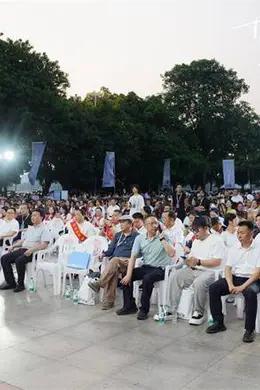 电影《劳途归巢》露天放映 重庆千人同看坝坝电影封面图