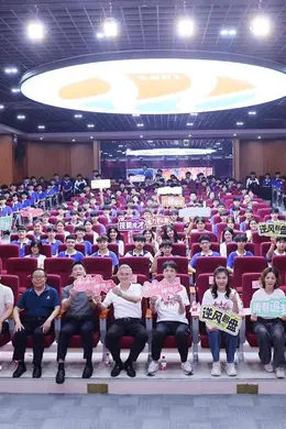 全网爆红的“汽修女孩”古慧晶携电影《加油吧！娜依拉》巡回路演，与职校学子共赴追梦之约封面图