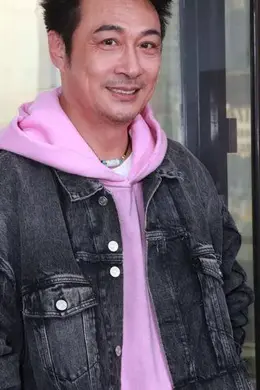 吴镇宇综艺飙戏太投入，嘴对嘴给郝蕾喂药，亲密画面引发热烈讨论封面图