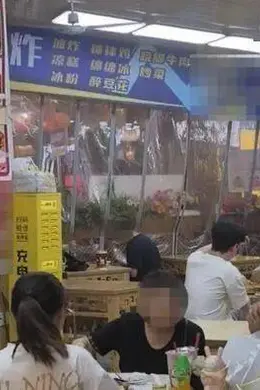 王鹤棣父亲经营的乐山油炸店因儿子综艺争议遭多条差评，如“吃了炸串我也不舒服”等，生意下滑四成，王鹤棣父亲：“我也不知道该怎么办”封面图