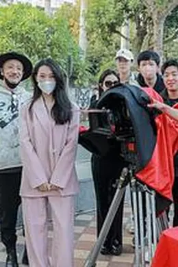 举杯畅饮的姐姐们封面图