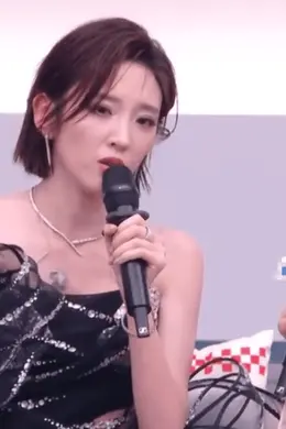 唐艺昕回应胸口皮肤泛红：不用太担心，就是一时压力大的应激反应封面图